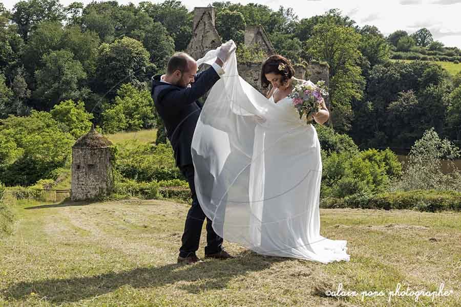 photographie humoristique d’un couple de mariés pendant un reportage mariage photographie humoristique d'un couple de mariés pendant un reportage mariage