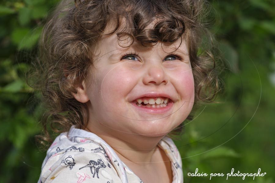 photographie de Everly, petite fille au regard très expressif et souriant, photographie de Everly, petite fille au regard très expressif et souriant