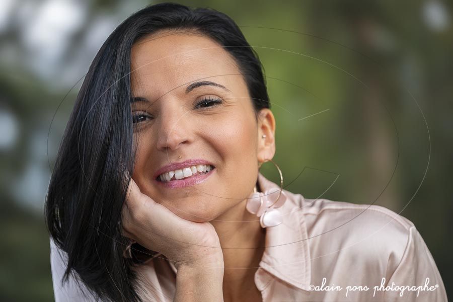 photographie en portrait serré d’un visage féminin en couleur photographie en portrait serré format paysage d'un visage féminin en couleur