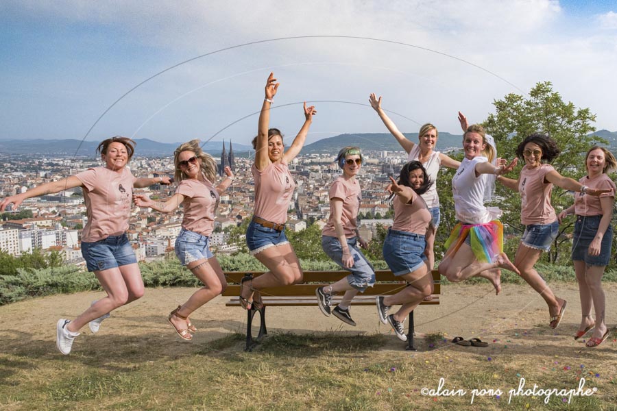 photographie d’un groupe de filles, qui sautent en l’air photographie d'un groupe de filles, qui sautent et ont toutes les pieds hors sol, au sommet du puy de Montjuzet à Clermont-Ferrand