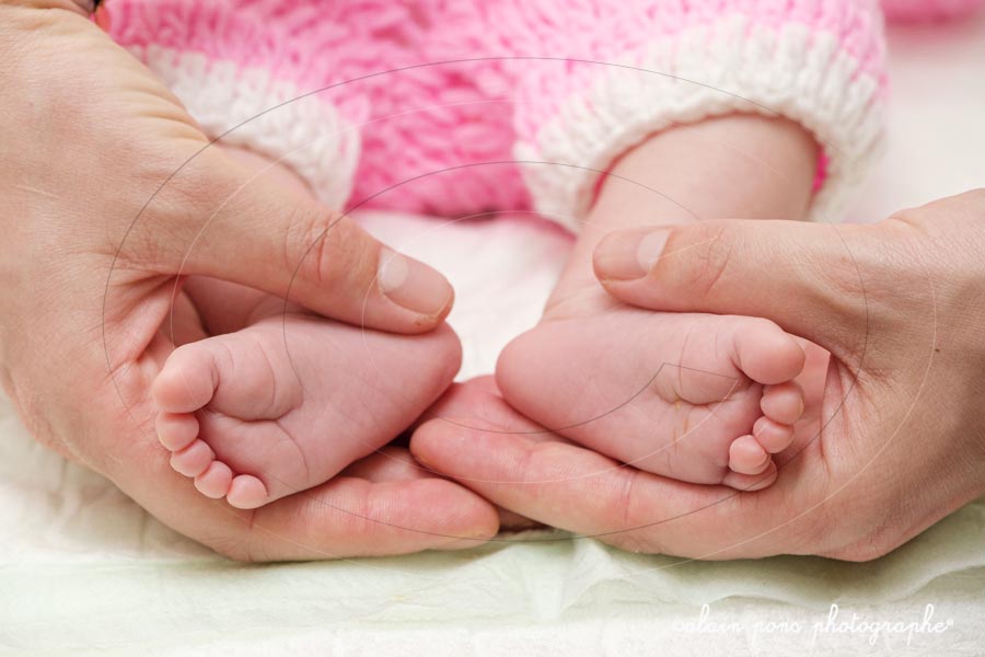 jolie photographie des 2 pieds d’un bébé jolie photographie des 2 pieds d'un bébé, chaque pied dans une main de sa maman,