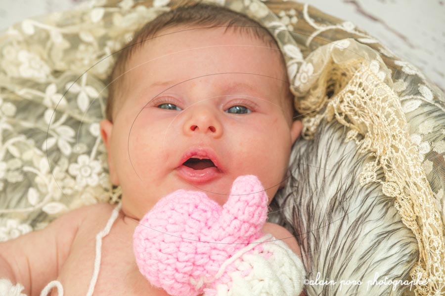 photographie d’un bébé dans son couffin photographie d'un bébé dans son couffin