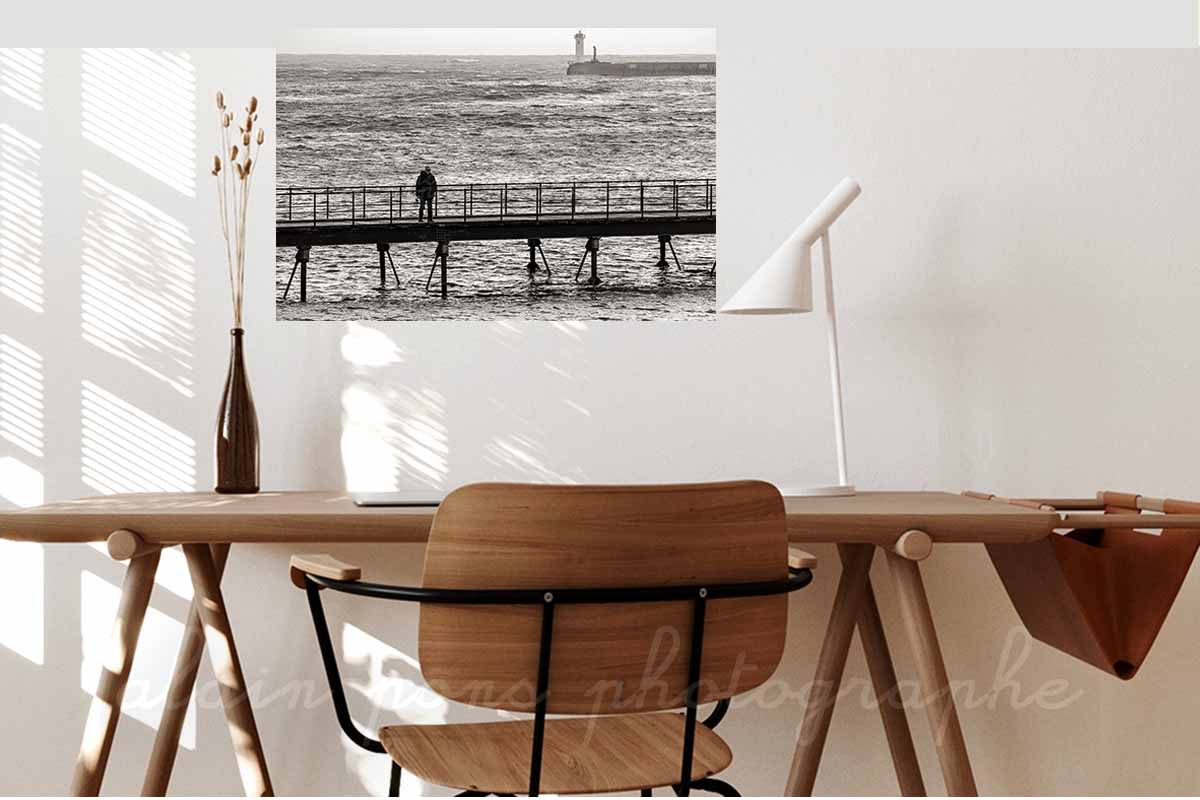 photographie de la passerelle des capucins, un pêcheur, le phare du Raoulic, à Audierne. Ici présentée dans un bureau