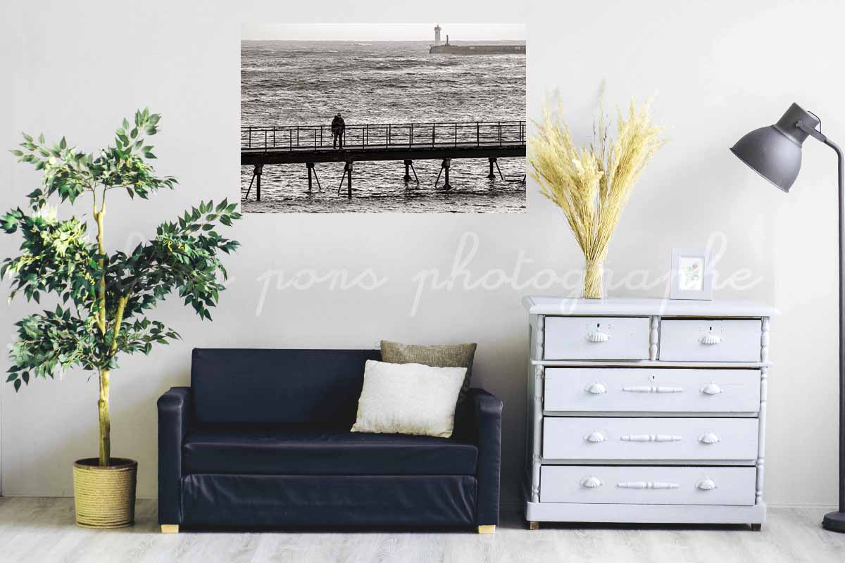 photographie de la passerelle des capucins, un pêcheur, le phare du Raoulic, à Audierne. Ici dans un salon.