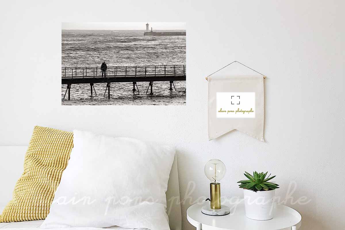 photographie de la passerelle des capucins, un pêcheur, le phare du Raoulic, à Audierne. Ici dans une chambre.