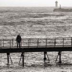 Photographie de la passerelle des capucins, un pêcheur, le phare du Raoulic, Audierne