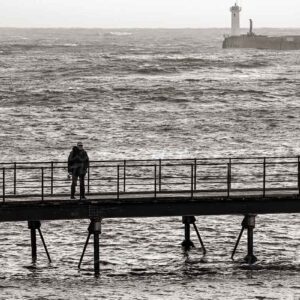 photographie de la passerelle des capucins, un pêcheur, le phare du Raoulic, à Audierne