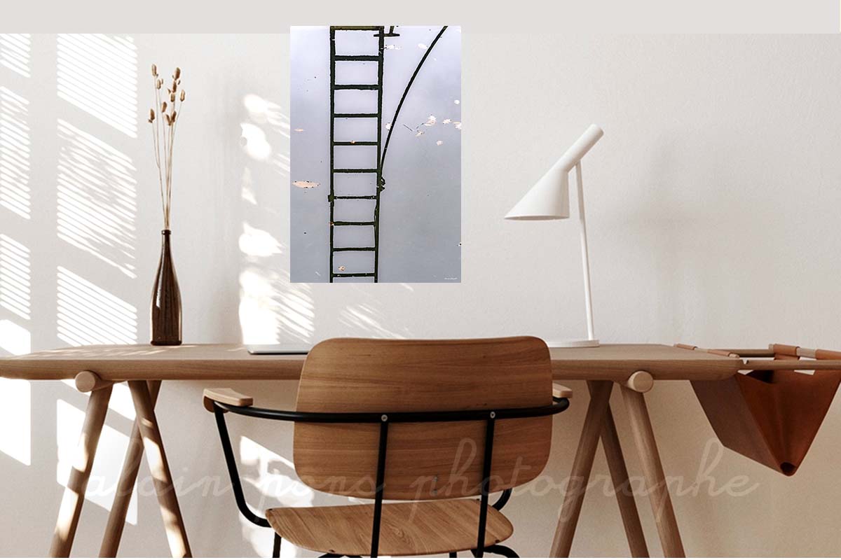 photographie du reflet d'une échelle dans le port de Douarnenez, en décoration dans un bureau