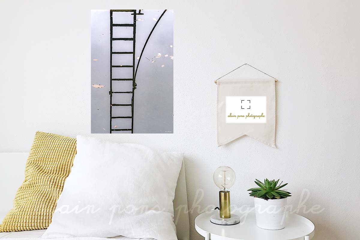 photographie du reflet d'une échelle dans le port de Douarnenez, en décoration dans une chambre