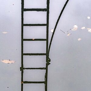 photographie du reflet d'une échelle dans le port de Douarnenez