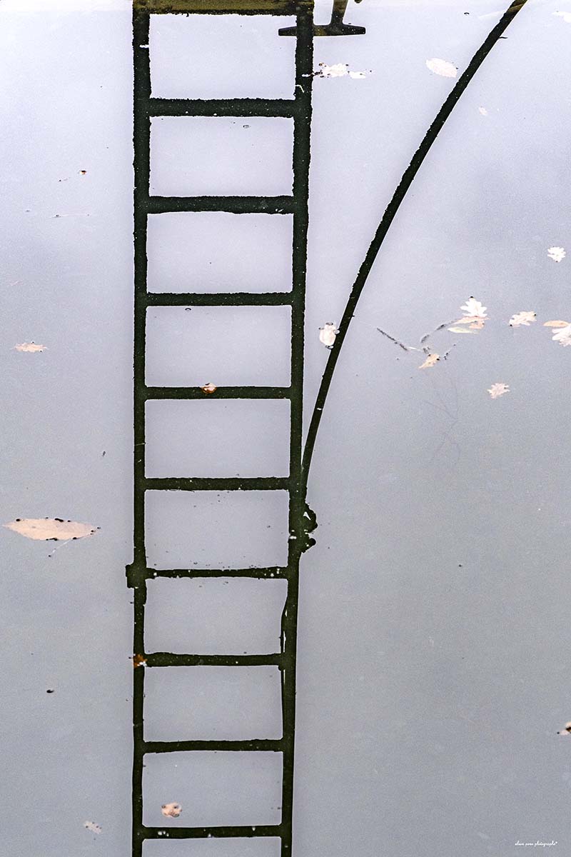 photographie du reflet d'une échelle dans le port de Douarnenez
