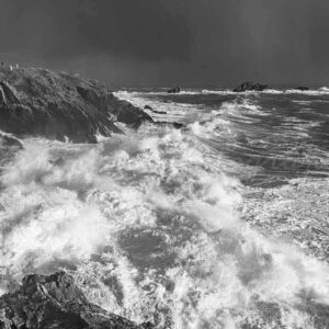 photographie d'une fin de tempête à Plougonvelin, site les rochers les rospects, avec des grosses vagues d'écume,