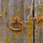 photographie d'une vieille porte et ses ferrures à Aigurande
