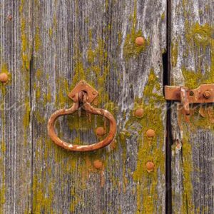 photographie d'une vieille porte et ses ferrures à Aigurande, Indre