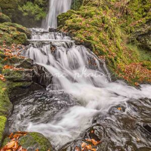 photographie de la cascade des grottes à Chiloza, en couleur et au format vertical.