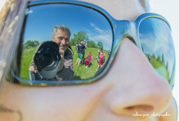 reflet dans un verre de lunettes de soleil ©alain-pons-photographe® photographie d'un oiseau, le marabout d'Afrique, alain pons photographe®