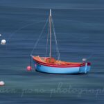 photographie un bateau à l'Île Molène, style onirique