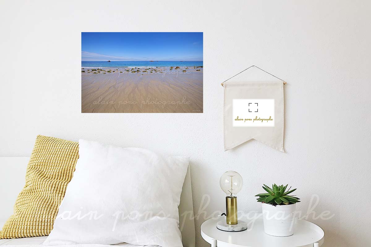 photographie de la plage de Ruscumunoc, pour décorer votre intérieur, ici accrochée au mur d'une chambre,