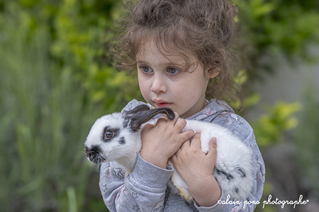 Everly - portrait enfant avec un lapin ©alain-pons-photographe® portait en couleur enfant Everly avec son lapin