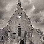 Photographie Renault 4CV et l'église de Boussac