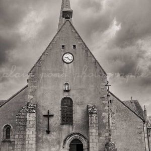 Photographie d'une Renault 4cv devant l'église de Boussac, en Creuse.
