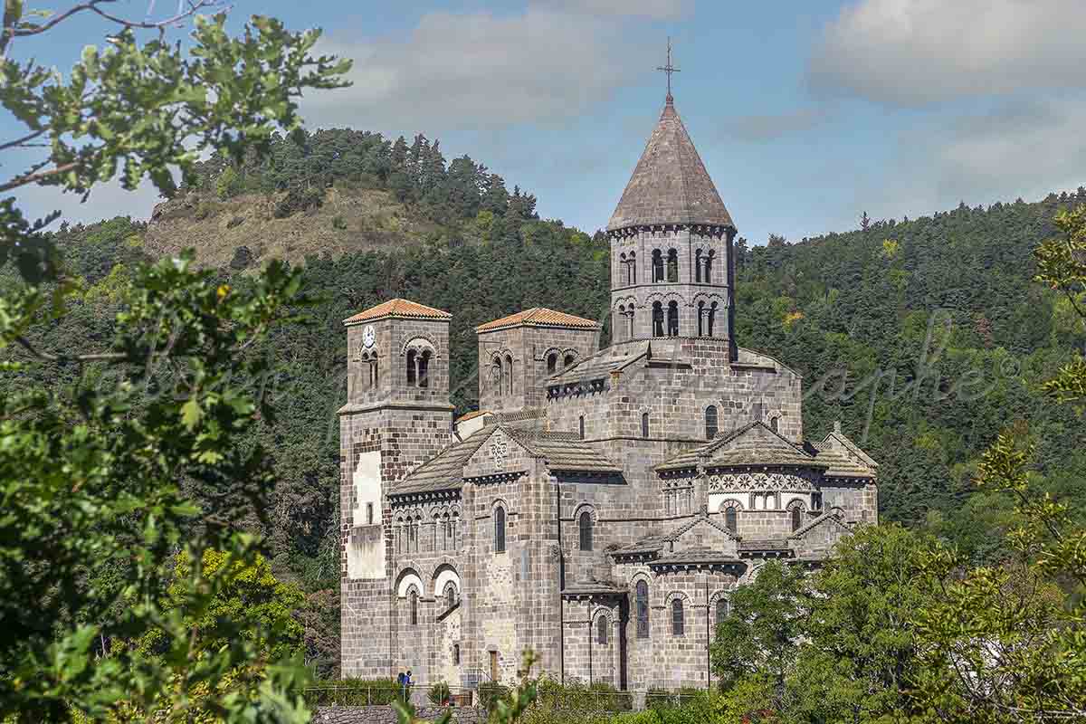 photographie de l'église romane de Saint-Nectaire.