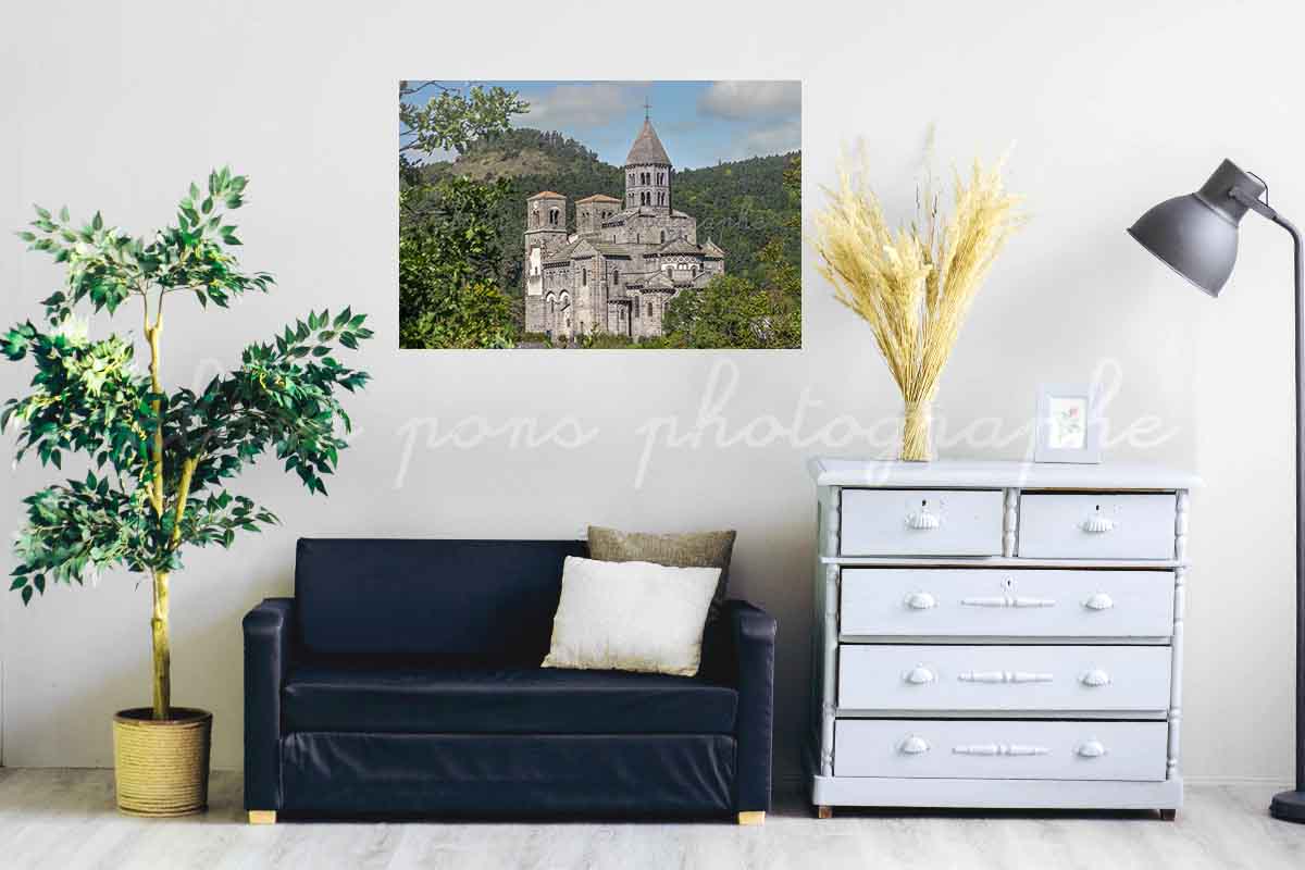 photographie de l'église romane de Saint-Nectaire, ici en suggestion de décoration dans un salon.