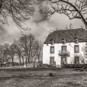 photographie en noir et blanc d'une maison du 19éme dans le Cézalier Cantal.