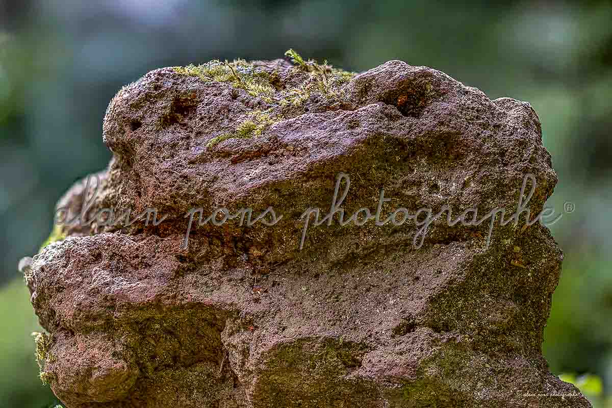 photographie un korrigan en roche volcanique, paréidolie