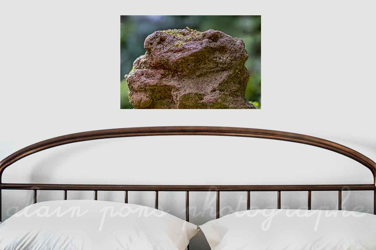 photographie un korrigan en roche volcanique, paréidolie, idée de décoration dans une chambre