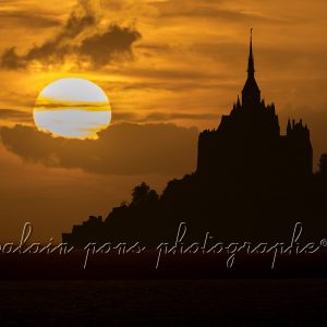 Photographie "Le soleil dans la main de l'Archange Saint-Michel". Une paréidolie amusante au coucher du soleil.