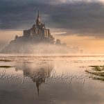 Mont-Saint-Michel en lever de soleil et grande marée