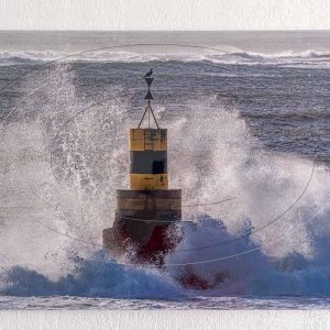 Photographie Tourelle cardinale ouest le corbeau Audierne en déstockage, au format 60cm x 40cm, présentée ici accrochée ici à un mur blanc.