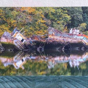 photographie deux épaves bateaux de pêche à Douarnenez, tableau 45cm x 30cm aluminium, en déstockage.