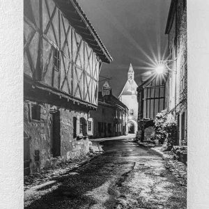 photographie rue de l'horloge porte beffroi Charroux en noir et blanc accrochée à un mur blanc
