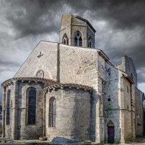 Photographie en couleur de l'extérieur du chevet abside de l'église Saint-Jean-Baptiste de Charroux dans l'Allier.