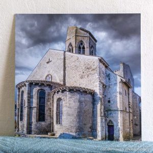 Photographie en couleur de l'extérieur du chevet abside de l'église Saint-Jean-Baptiste de Charroux dans l'Allier, format 40cm x 40cm, en déstockage.
