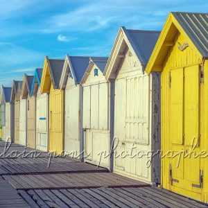 Photographie alignement des cabines de Cayeux-sur-Mer, sous un beau soleil.