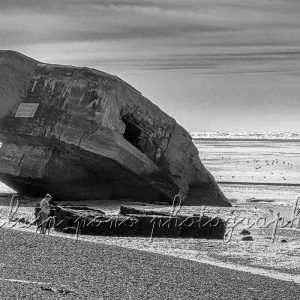 photographie d'un blockhaus en baie de Somme, en bord de mer. En noir et blanc.