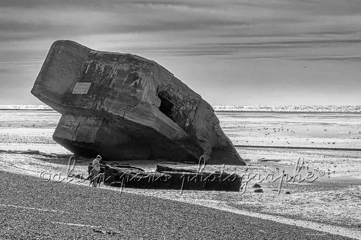 photographie d'un blockhaus en baie de Somme, en bord de mer. En noir et blanc.