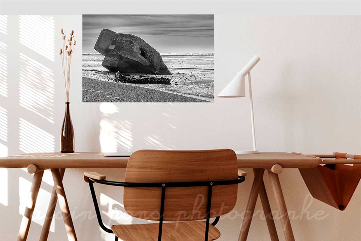 photographie d'un blockhaus en baie de Somme, en bord de mer. En noir et blanc. Ici affichée dans un bureau.
