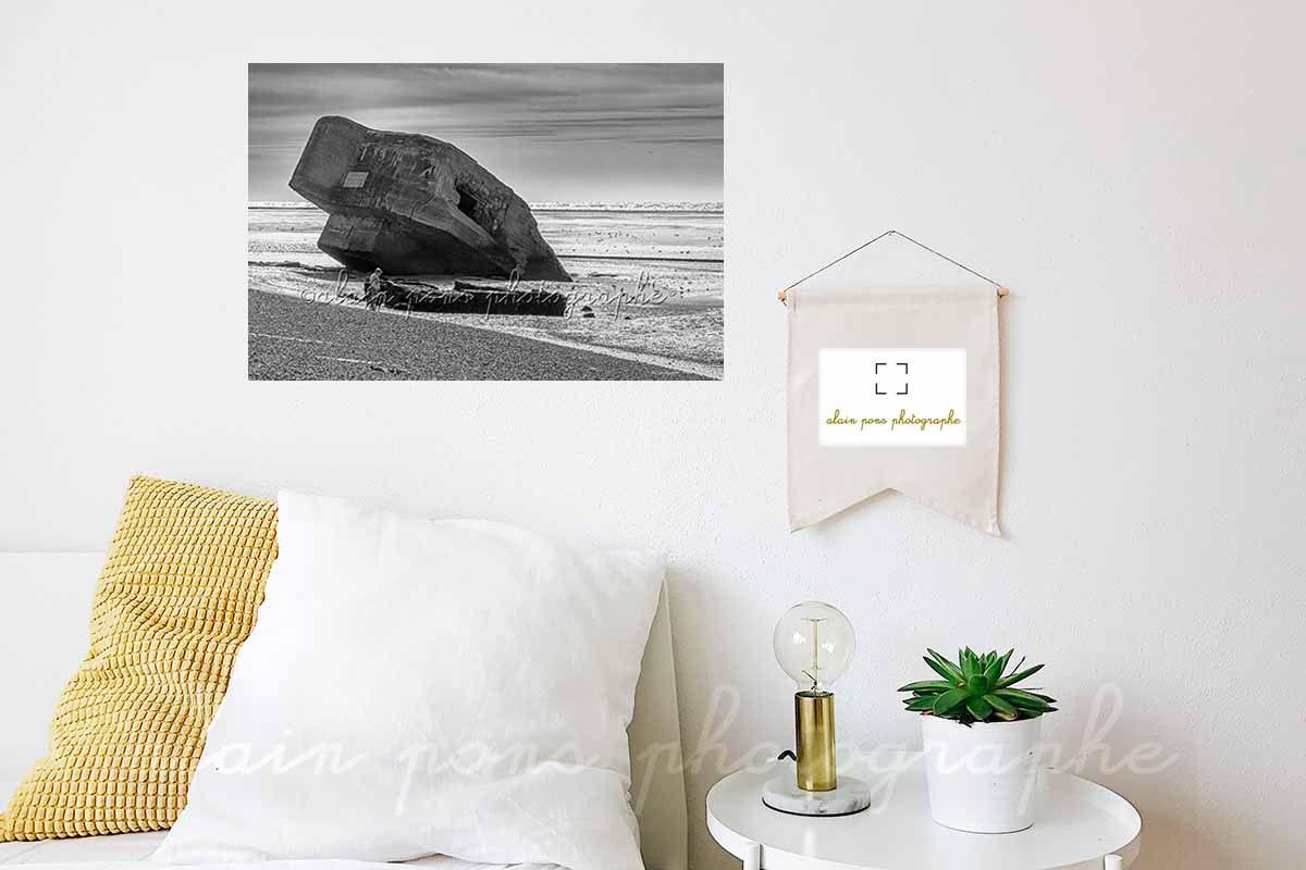 photographie d'un blockhaus en baie de Somme, en bord de mer. En noir et blanc. Ici affichée dans une chambre.