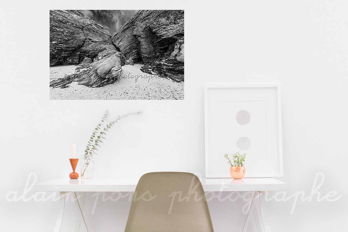 photographie crique plage du Petit Donant à Sauzon, Belle-Île-en-Mer, en noir et blanc. Ici en suggestion de décoration, accrochée au mur d'un bureau.