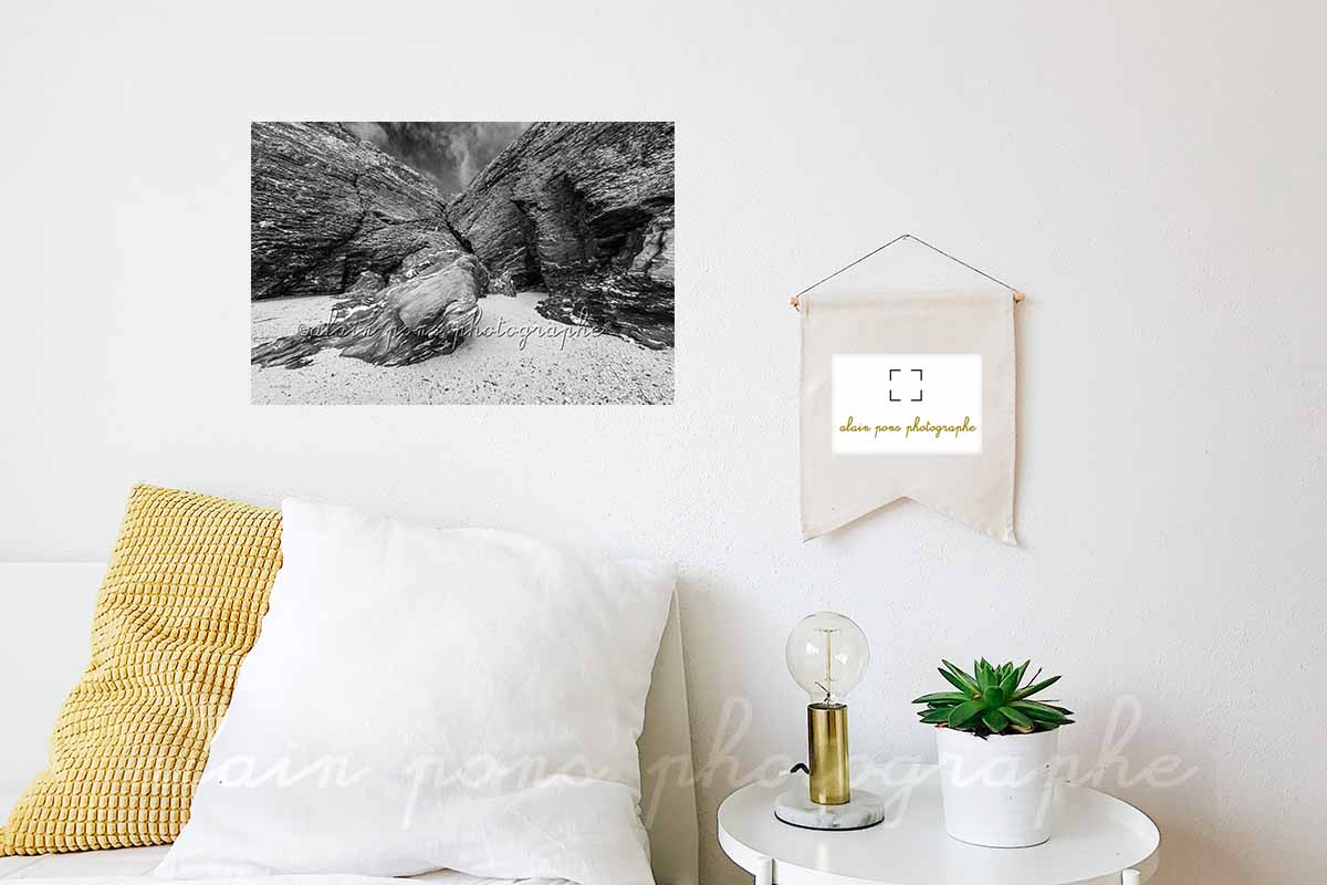 photographie crique plage du Petit Donant à Sauzon, Belle-Île-en-Mer, en noir et blanc. Ici en suggestion de décoration, accrochée au mur d'une chambre.