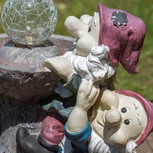 photographie ensemble on va plus haut ou les deux nains de jardin et la boule de cristal.