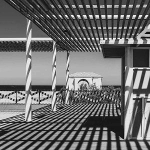 photographie géométrie architecture port leucate, en noir et blanc