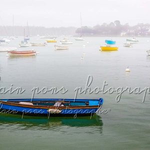 photographie d'une barque bleue dans la brume, à Sainte-Marine, petit village de la commune de Combrit.