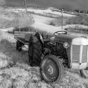 photographie le tracteur de Saint-Floret, en noir et blanc infrarouge, en Auvergne.