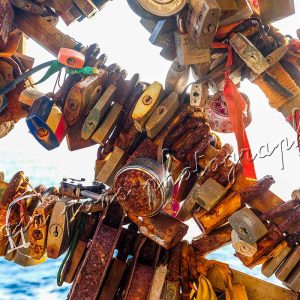 photographie les cadenas de l'amour, cadenas accrochés à des barres en Italie,