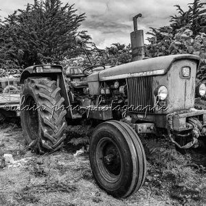 Photographie les tracteurs de l'île Callot, Carantec, Finistère, Bretagne. En noir et blanc.
